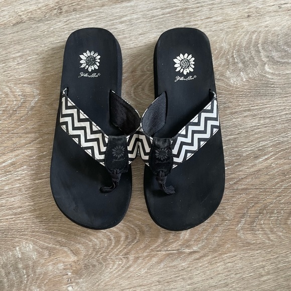 Yellow Box Black and White Zigzag Sandals - Picture 2 of 4